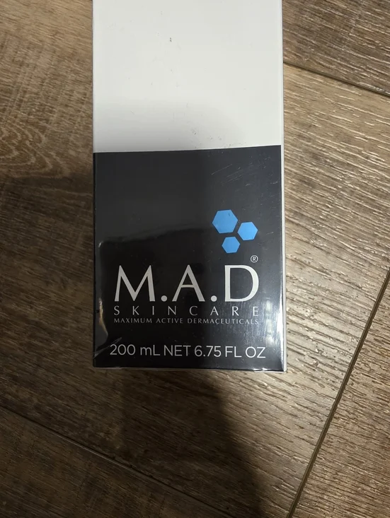 M.A.D ($60) Skincare Salicylic Cleansing Gel 2% Acne Treatment Face Wash 200ml - Picture 3 of 4